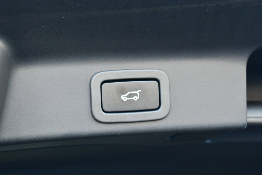 Used 2018 Jaguar F-PACE Prestige image 18
