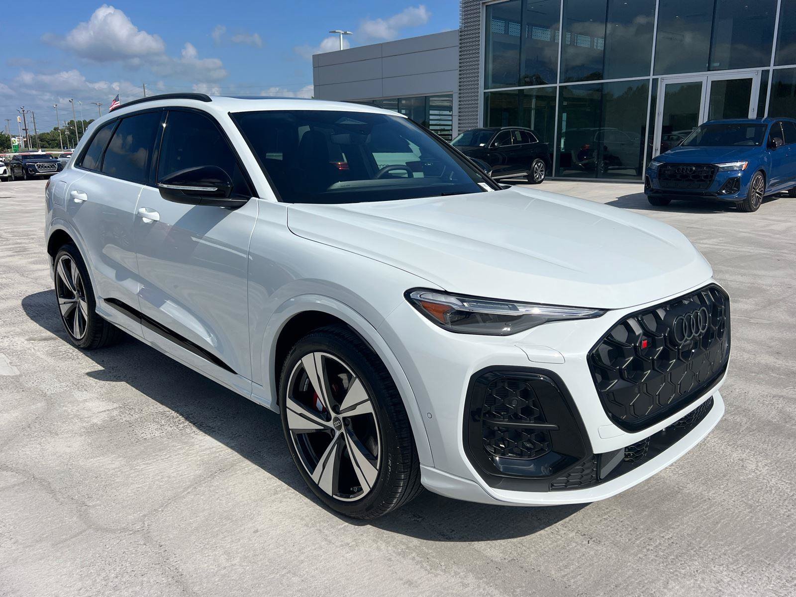 Certified 2025 Audi SQ5 Premium Plus AWD/4WD image 3