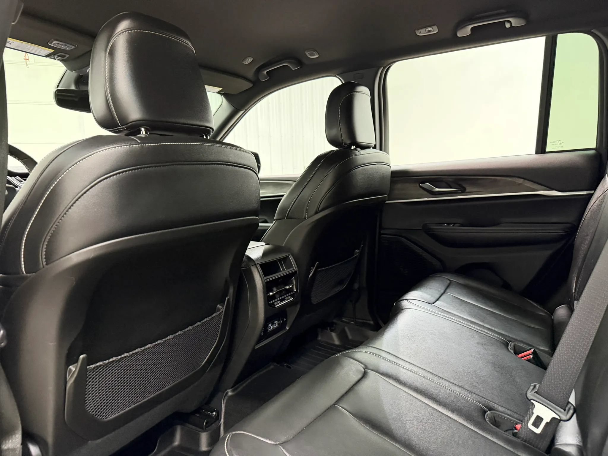 Used 2024 Jeep Grand Cherokee Limited AWD/4WD image 16