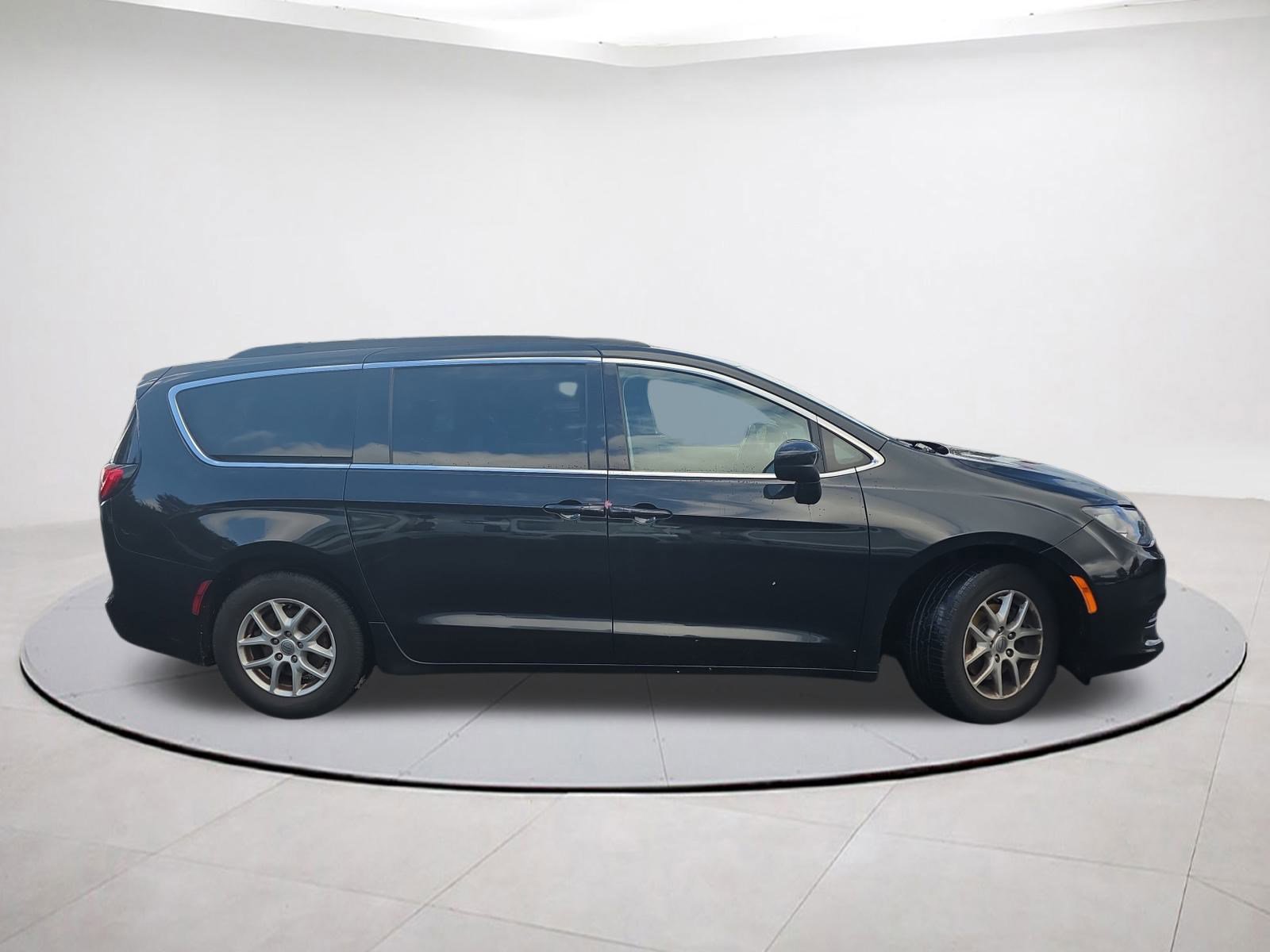 Used 2021 Chrysler Voyager Lxi image 8