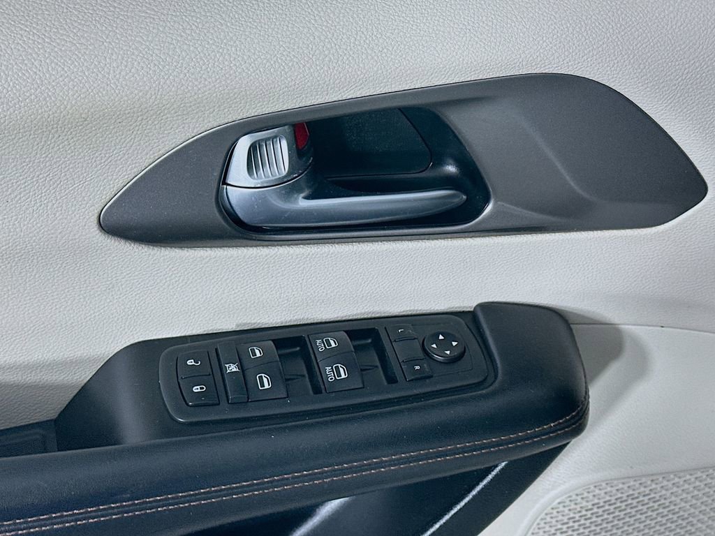 Used 2020 Chrysler Pacifica Touring w/ Advanced Safetytec Group image 24