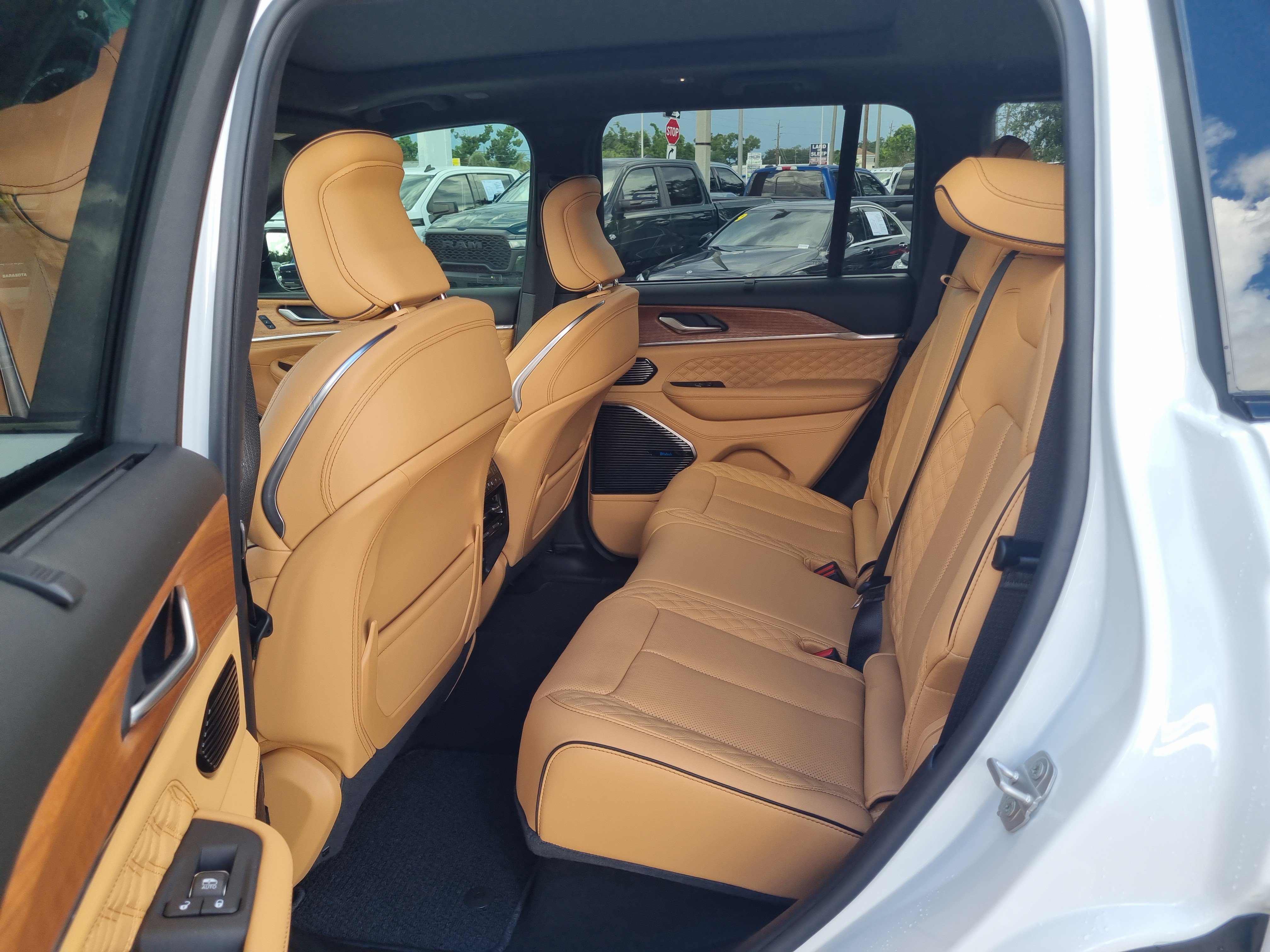 Used 2026 Jeep Grand Cherokee Summit w/ Obsidian Package AWD/4WD image 10