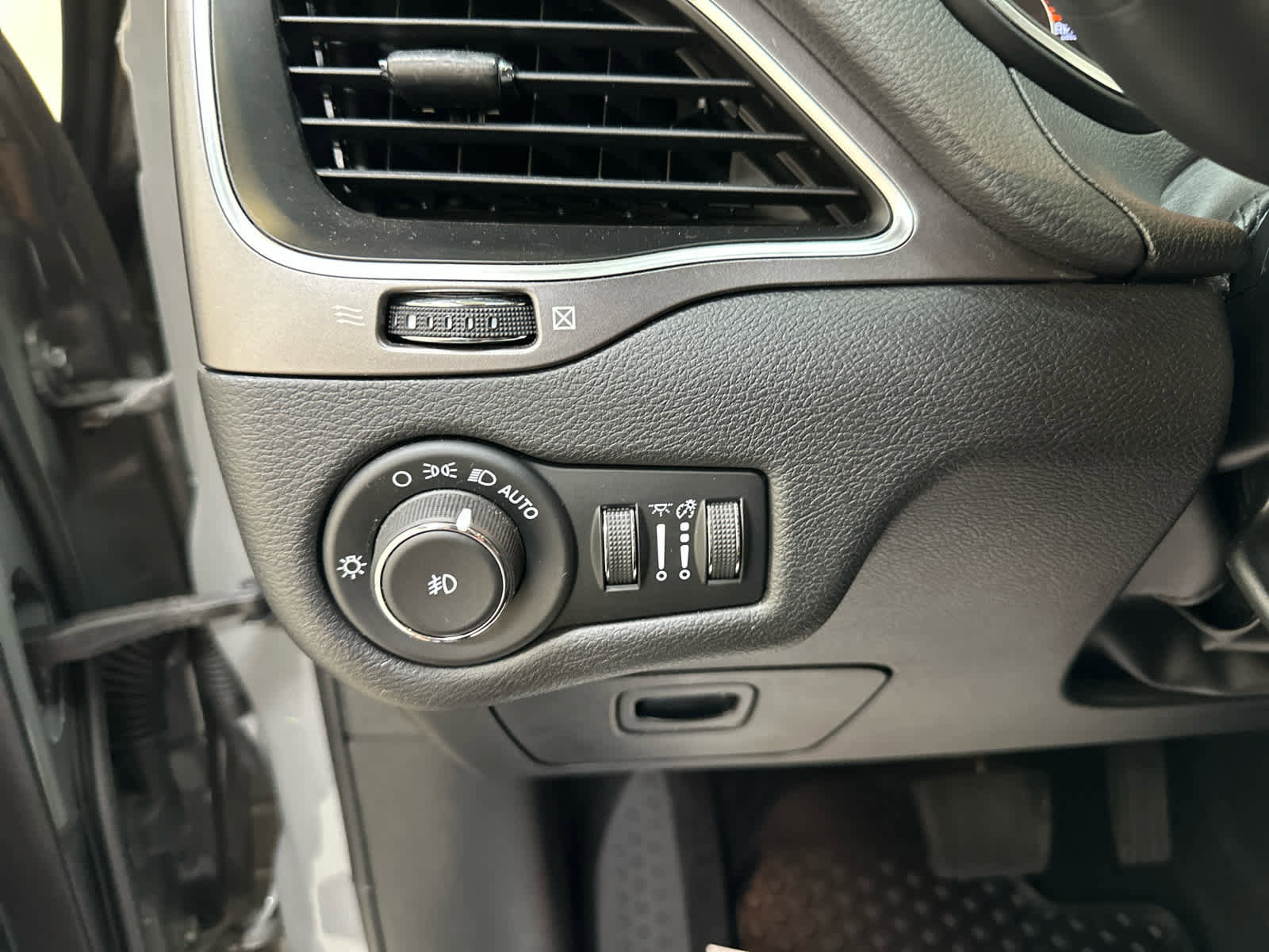 Used 2020 Jeep Cherokee Latitude Plus w/ Cold Weather Group image 22