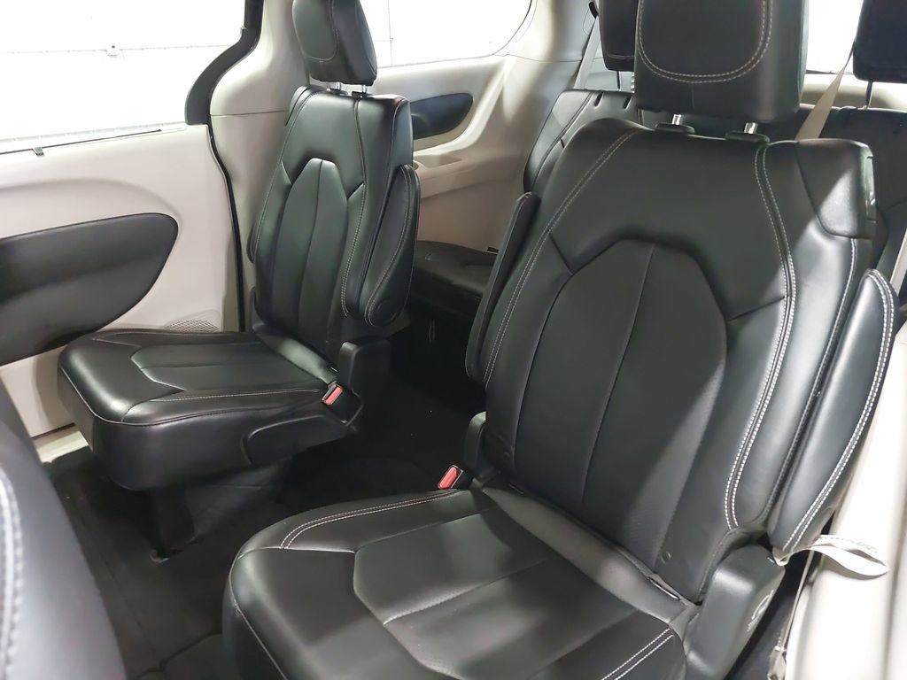 Used 2024 Chrysler Pacifica Touring-L image 16