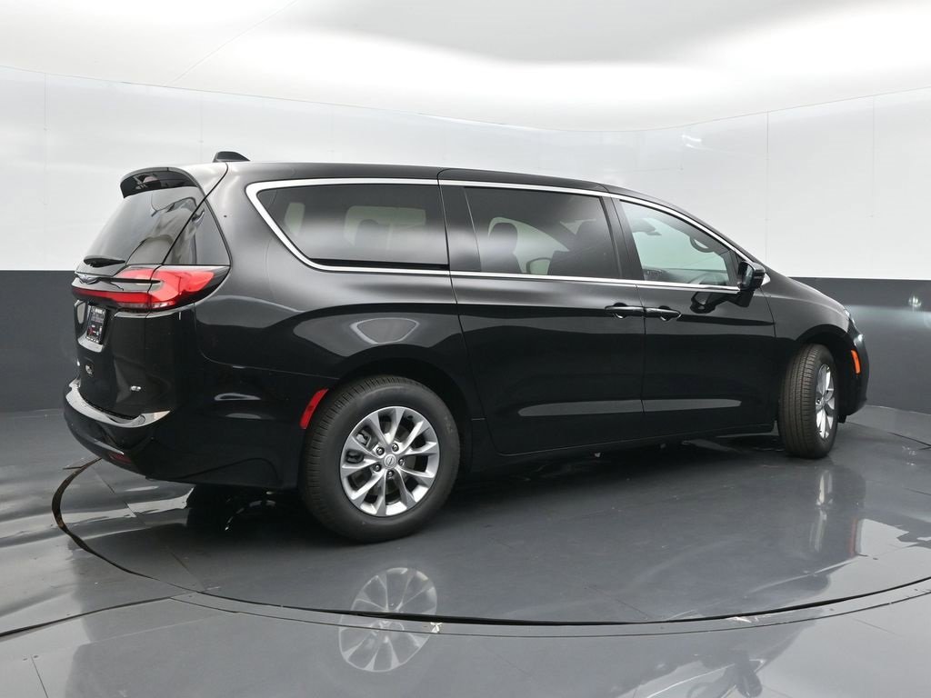 New 2026 Chrysler Pacifica Select image 7