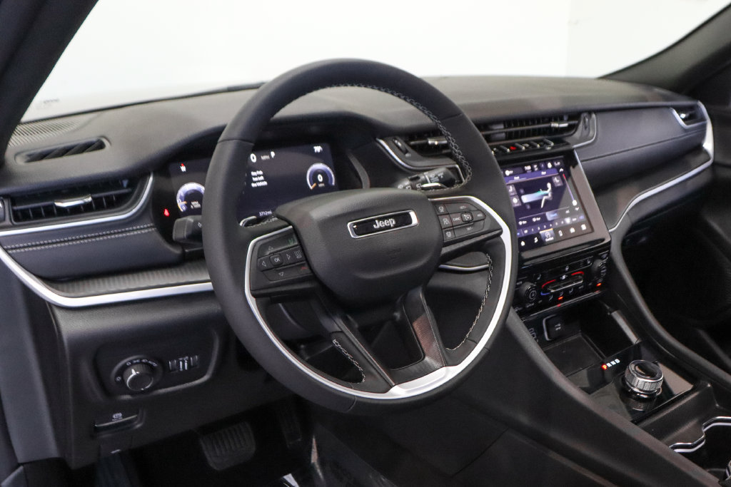 Used 2025 Jeep Grand Cherokee L Laredo w/ Luxury Tech Group I RWD image 20