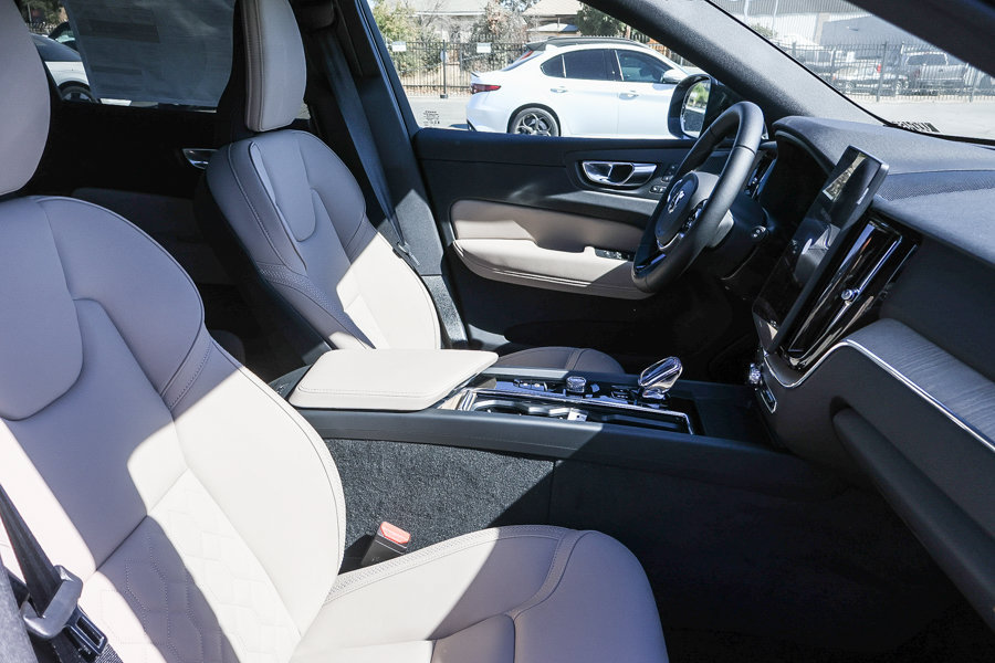 New 2027 Volvo XC60 B5 Plus AWD/4WD image 15
