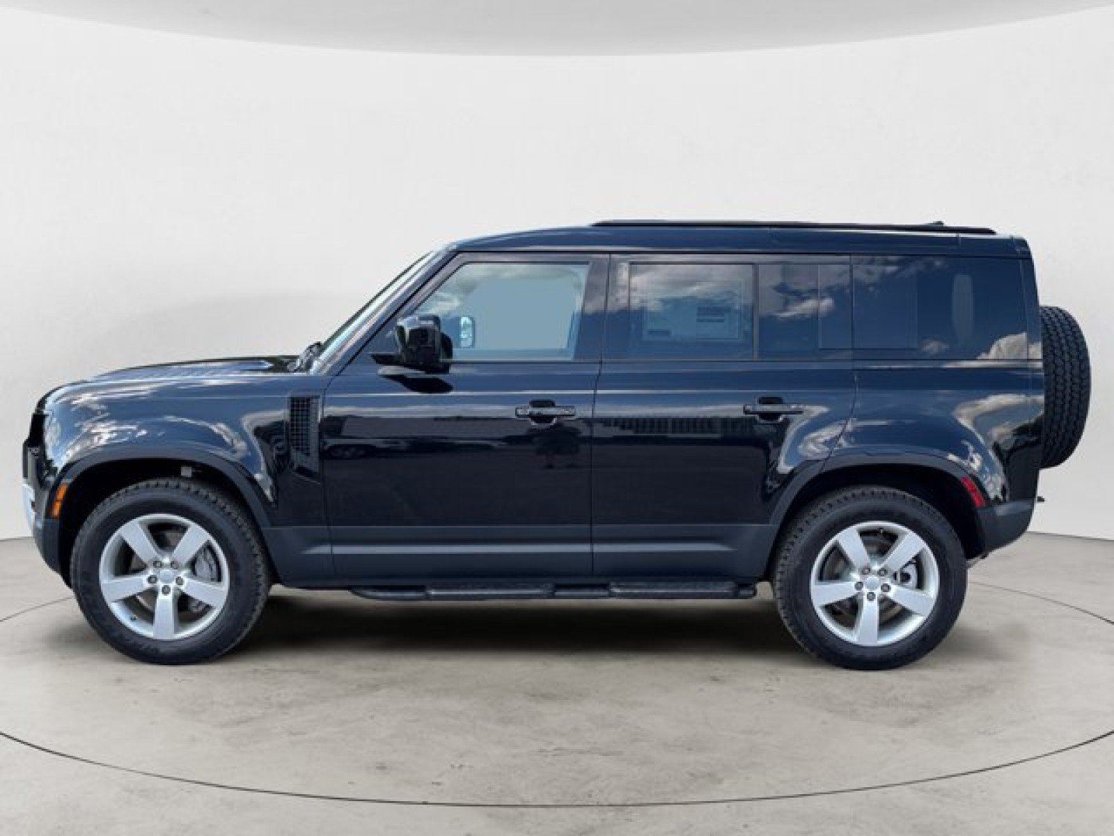 Used 2025 Land Rover Defender 110 S AWD/4WD image 7