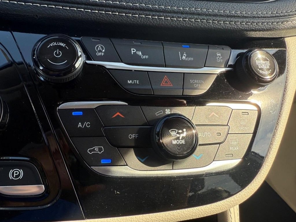Used 2024 Chrysler Pacifica Limited FWD image 25
