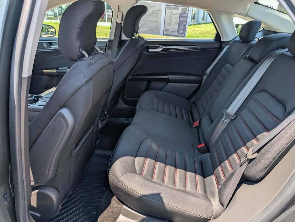 Used 2015 Ford Fusion SE w/ Equipment Group 201A FWD image 17