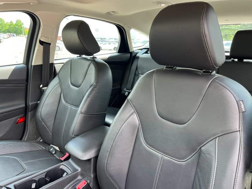 Used 2018 Ford Focus Titanium w/ Titanium Technology Package FWD image 13