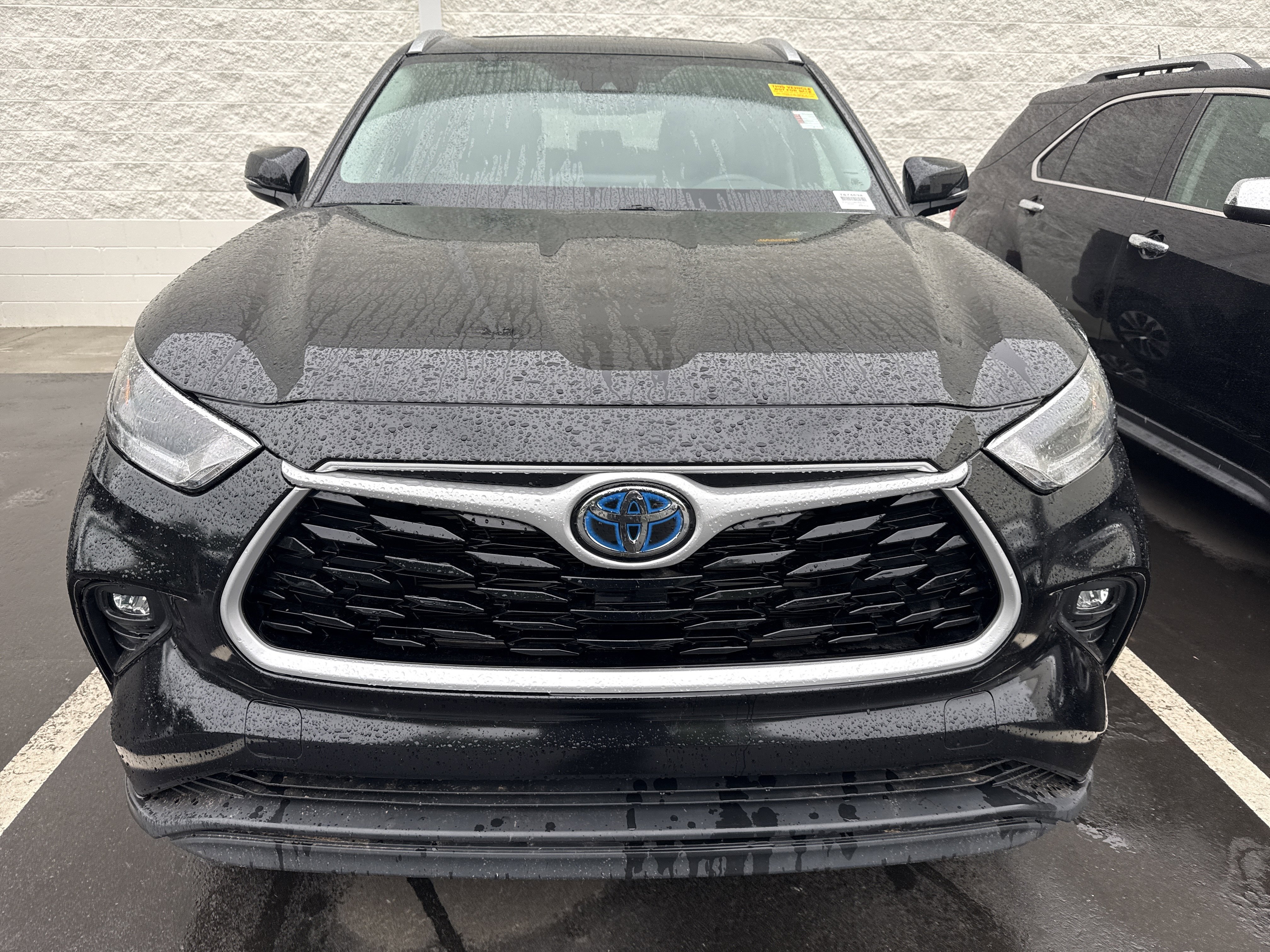 Used 2021 Toyota Highlander XLE FWD image 3