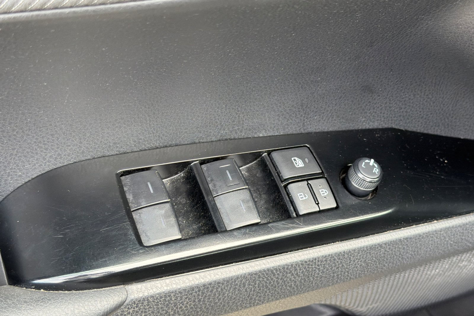Used 2025 Toyota Camry SE FWD image 14