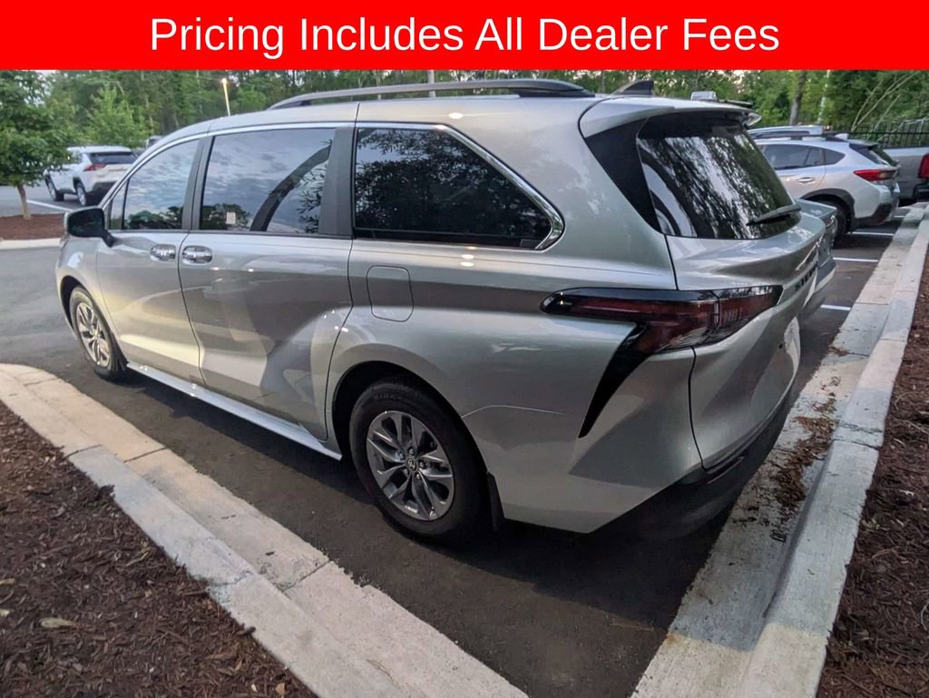 Used 2024 Toyota Sienna XLE FWD image 5