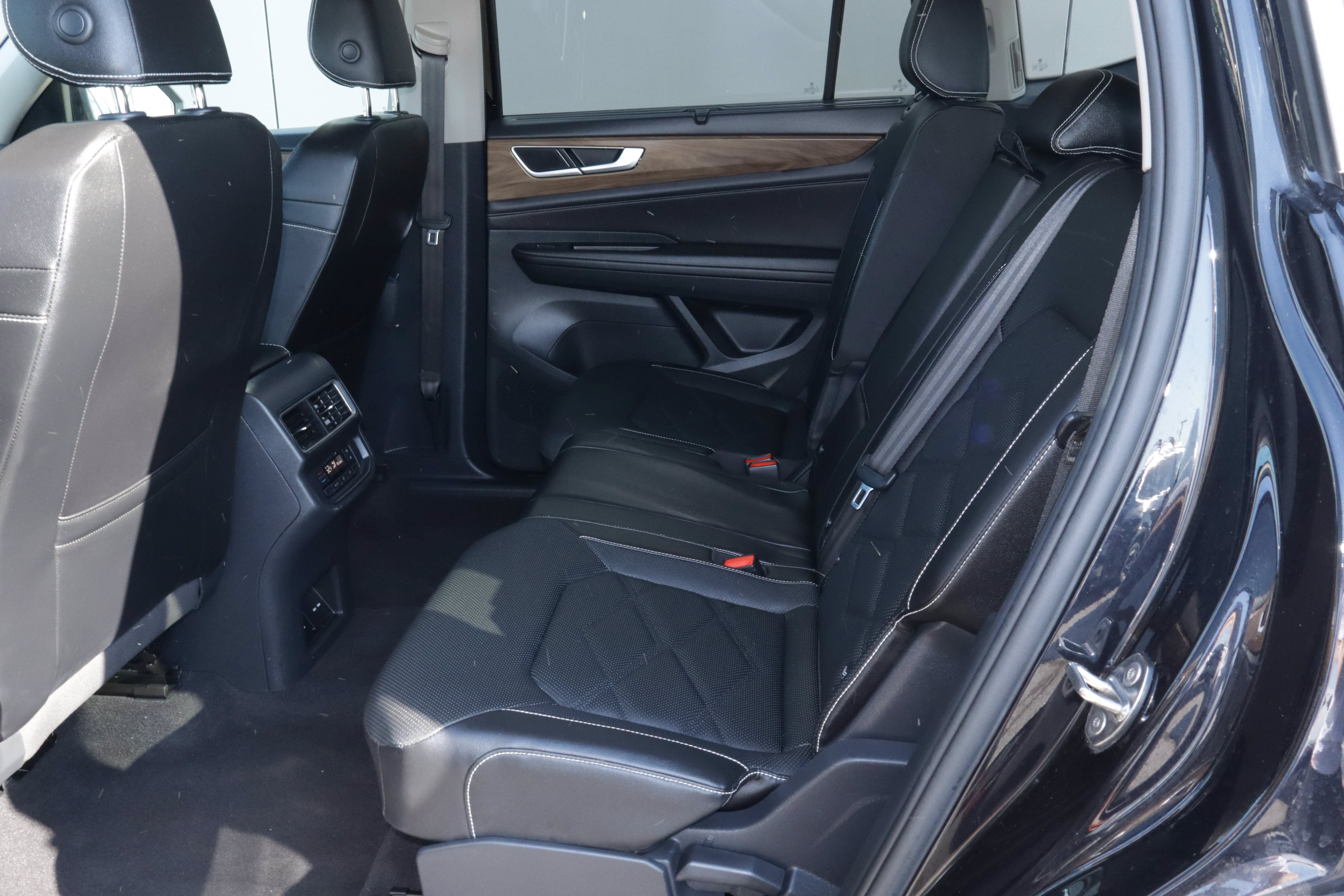 Used 2025 Volkswagen Atlas SE FWD image 8