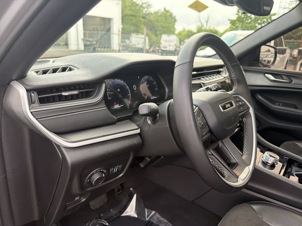 Used 2023 Jeep Grand Cherokee Altitude AWD/4WD image 20