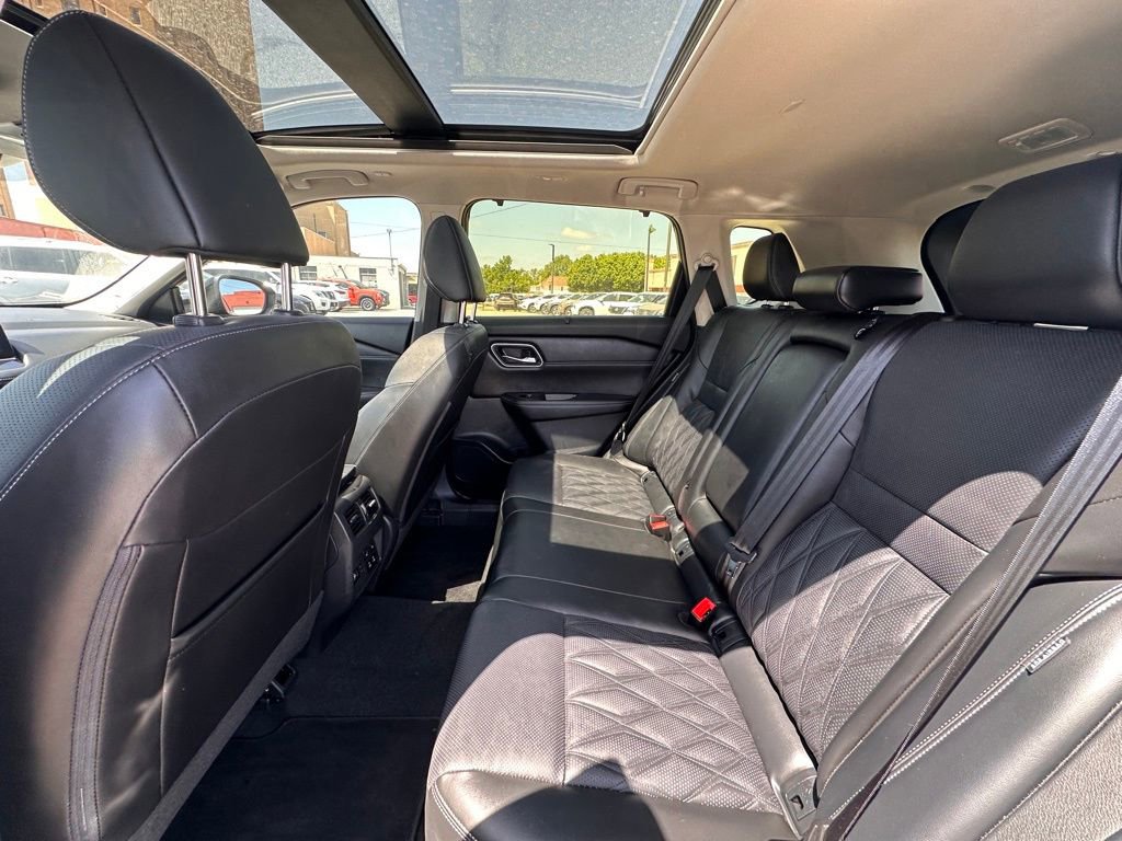 Certified 2024 Nissan Rogue Platinum w/ Platinum Premium Package FWD image 16
