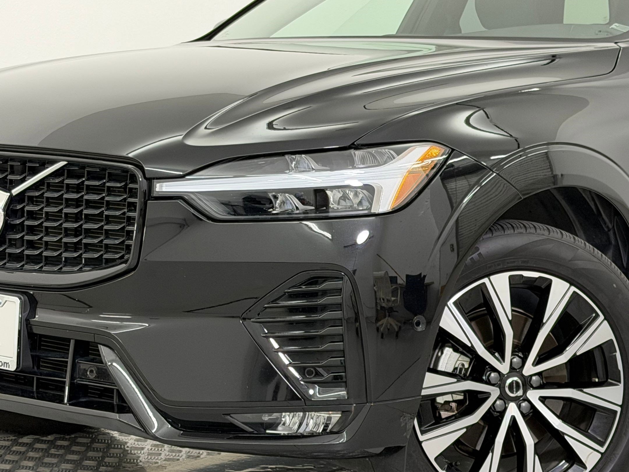 Used 2025 Volvo XC60 B5 Plus image 11