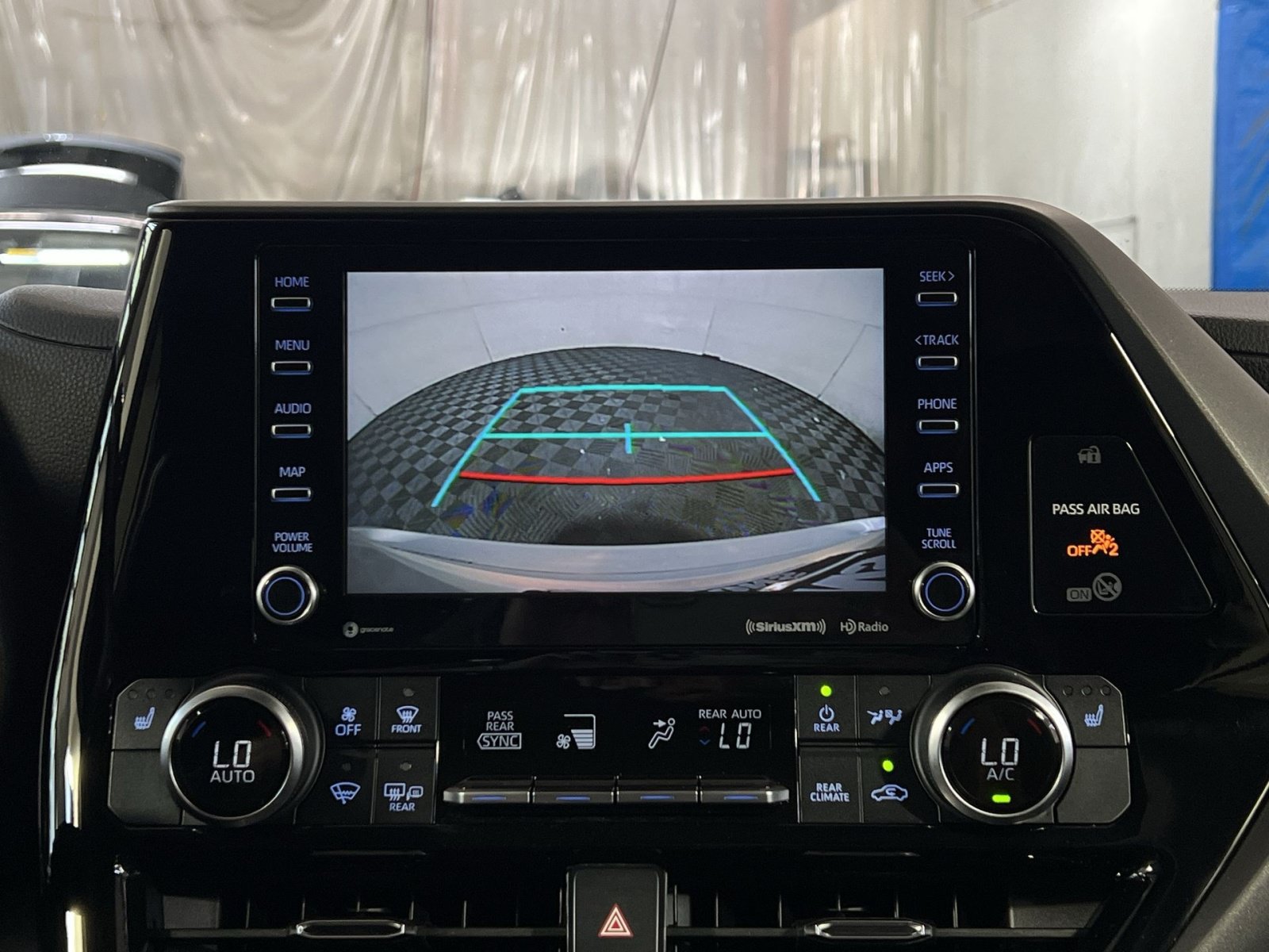 Used 2021 Toyota Highlander XLE AWD/4WD image 19