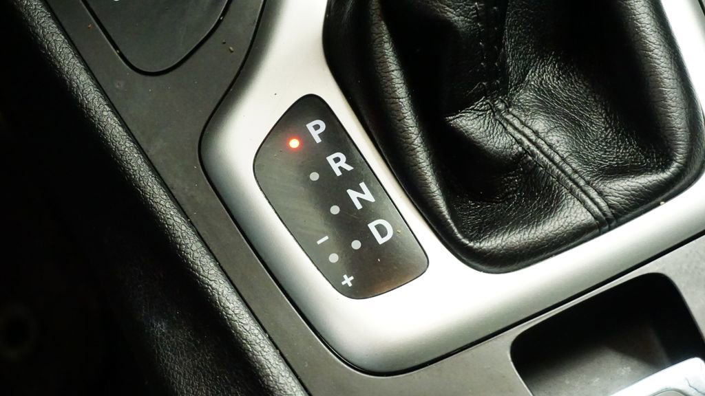 Used 2016 Jeep Cherokee Overland w/ Technology Group image 27