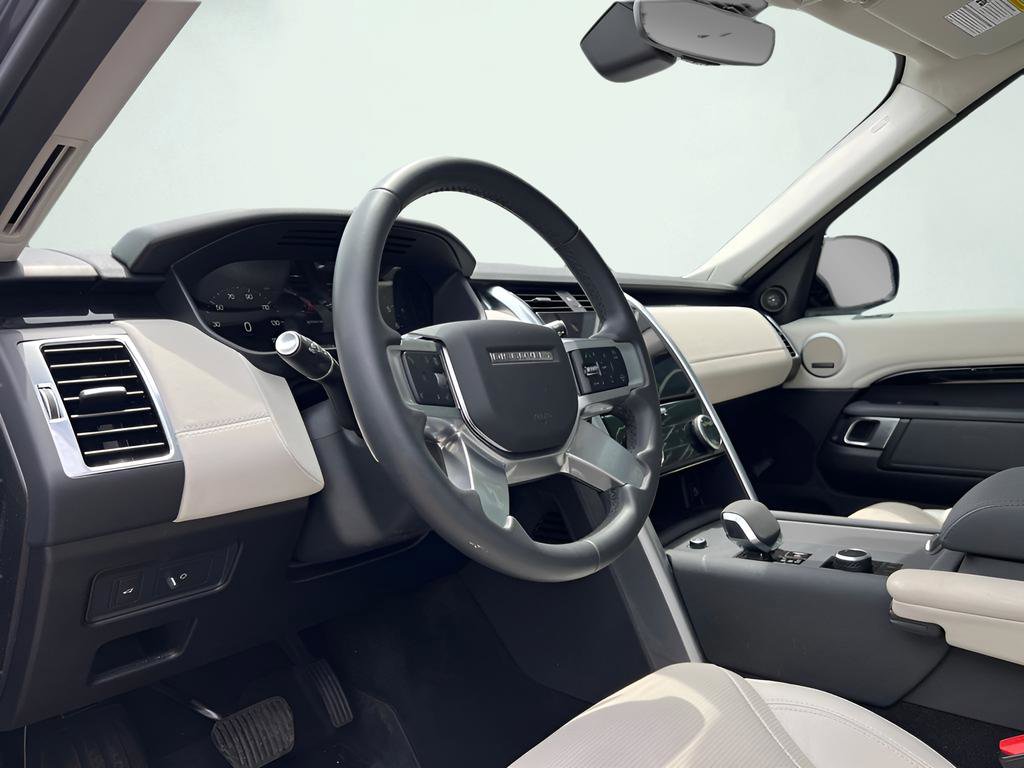 Used 2024 Land Rover Discovery S image 2