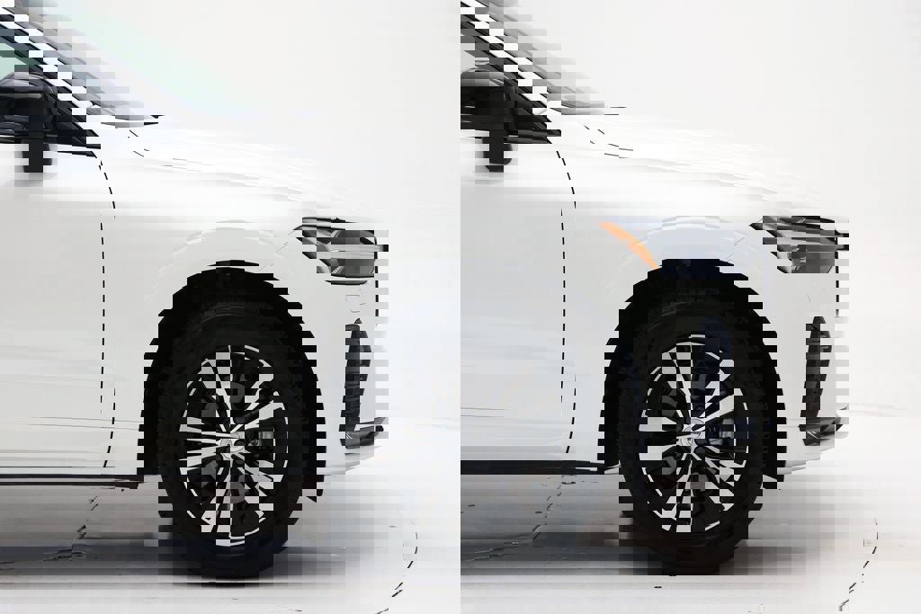 Used 2025 Volvo XC60 B5 Core image 4