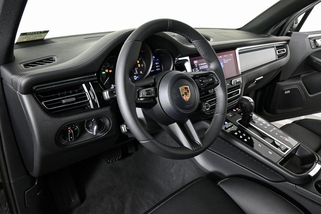 Certified 2026 Porsche Macan AWD/4WD image 4