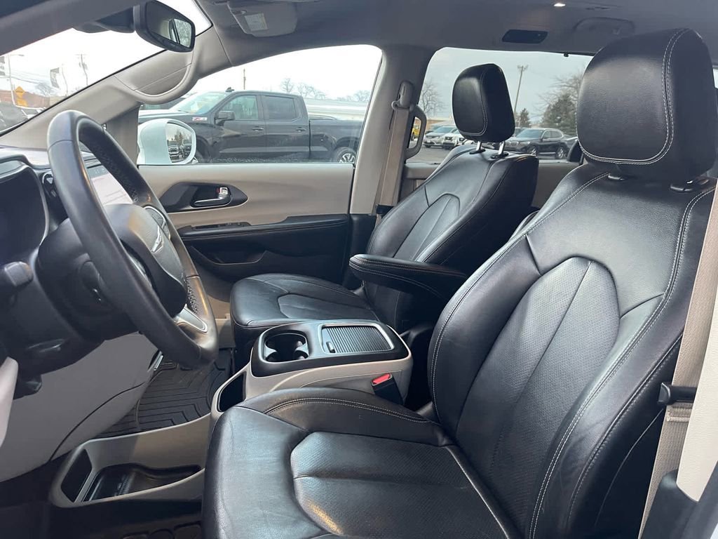 Used 2022 Chrysler Pacifica Touring-L FWD image 18