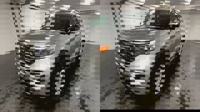 Used 2022 Ford Explorer XLT w/ Equipment Group 202A image 4