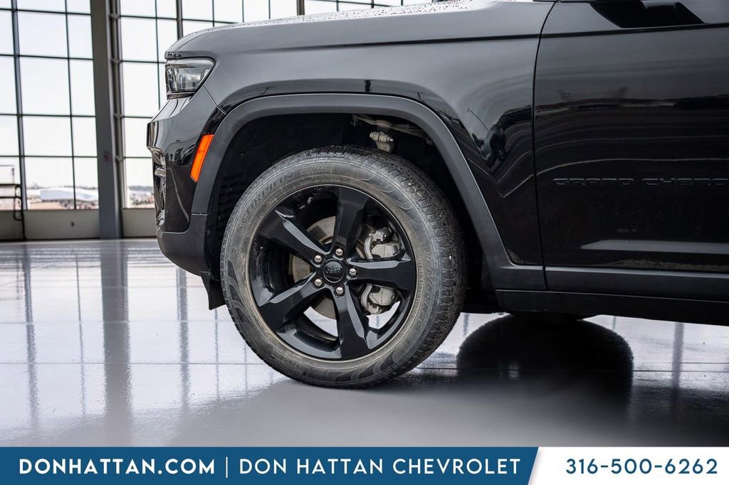 Used 2023 Jeep Grand Cherokee Limited w/ Black Appearance Package AWD/4WD image 42
