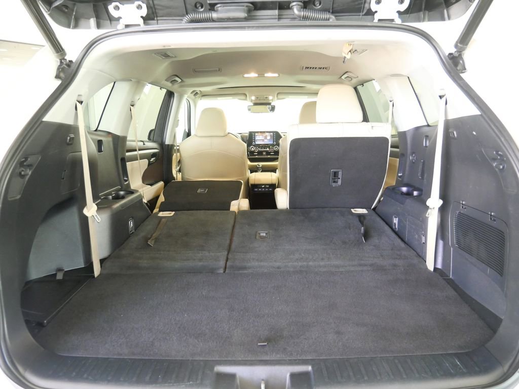 Used 2021 Toyota Highlander XLE AWD/4WD image 29