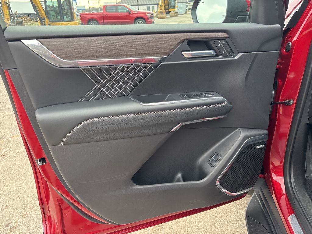 Used 2025 GMC Acadia Denali image 32