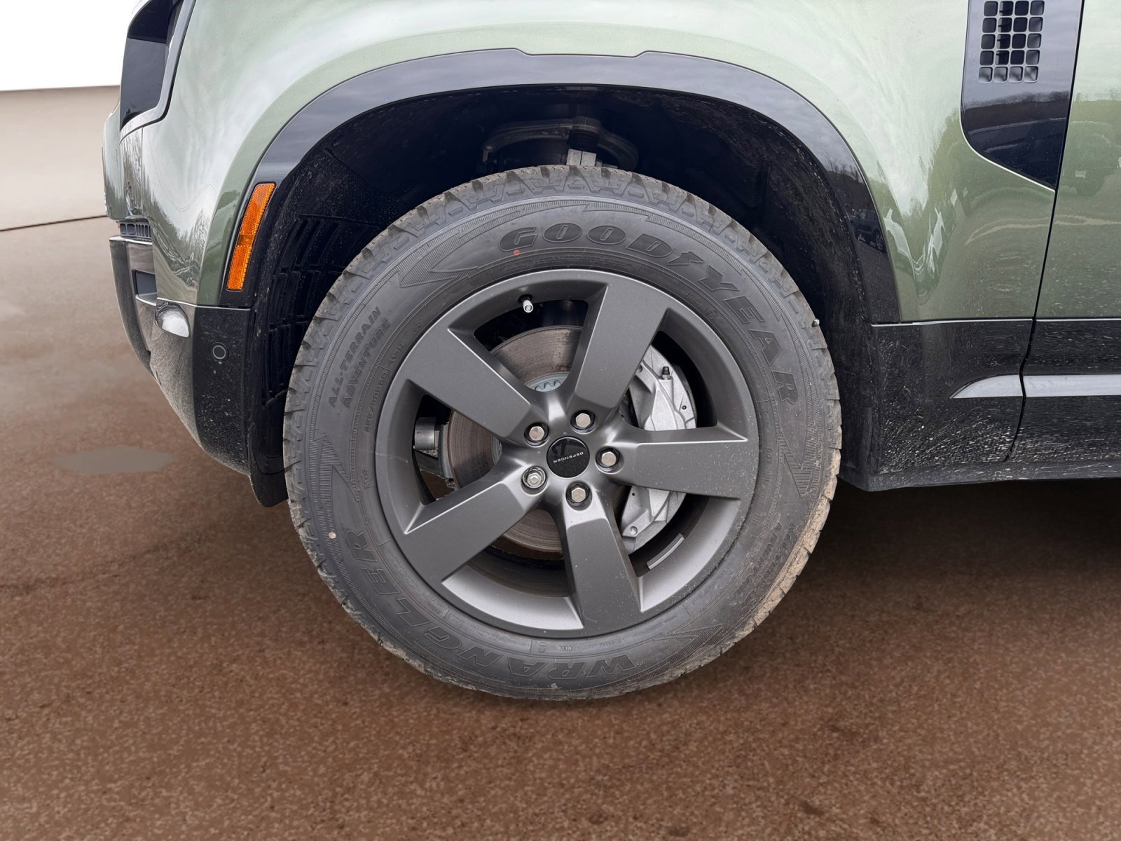 New 2026 Land Rover Defender 130 X-Dynamic SE image 9