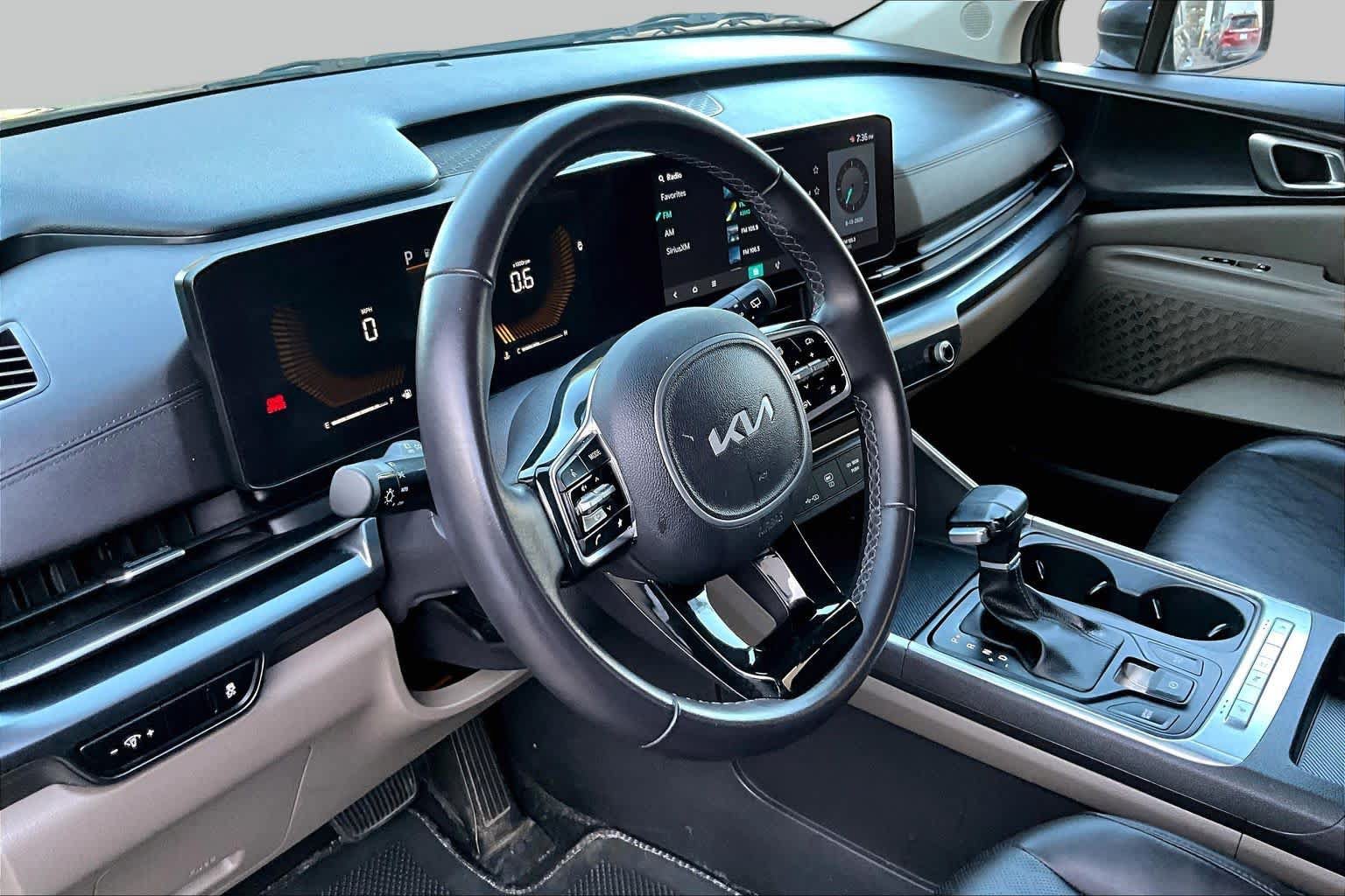 Used 2025 Kia Carnival FWD image 17