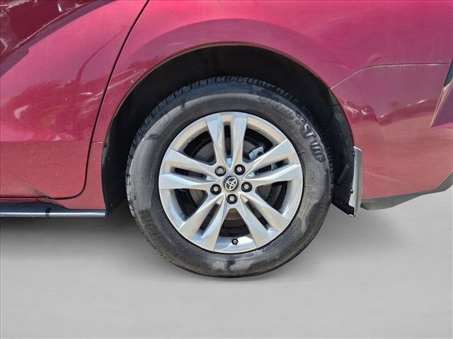 Used 2025 Toyota Sienna Limited FWD image 9