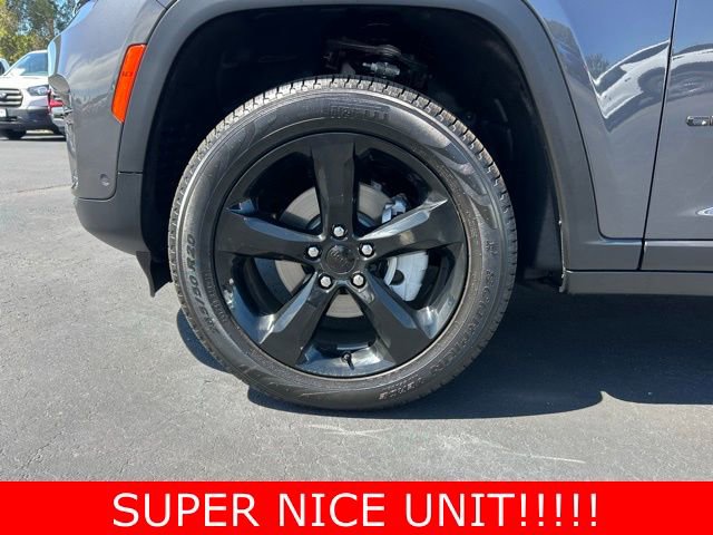 Used 2025 Jeep Grand Cherokee Limited w/ Luxury Tech Group II image 9