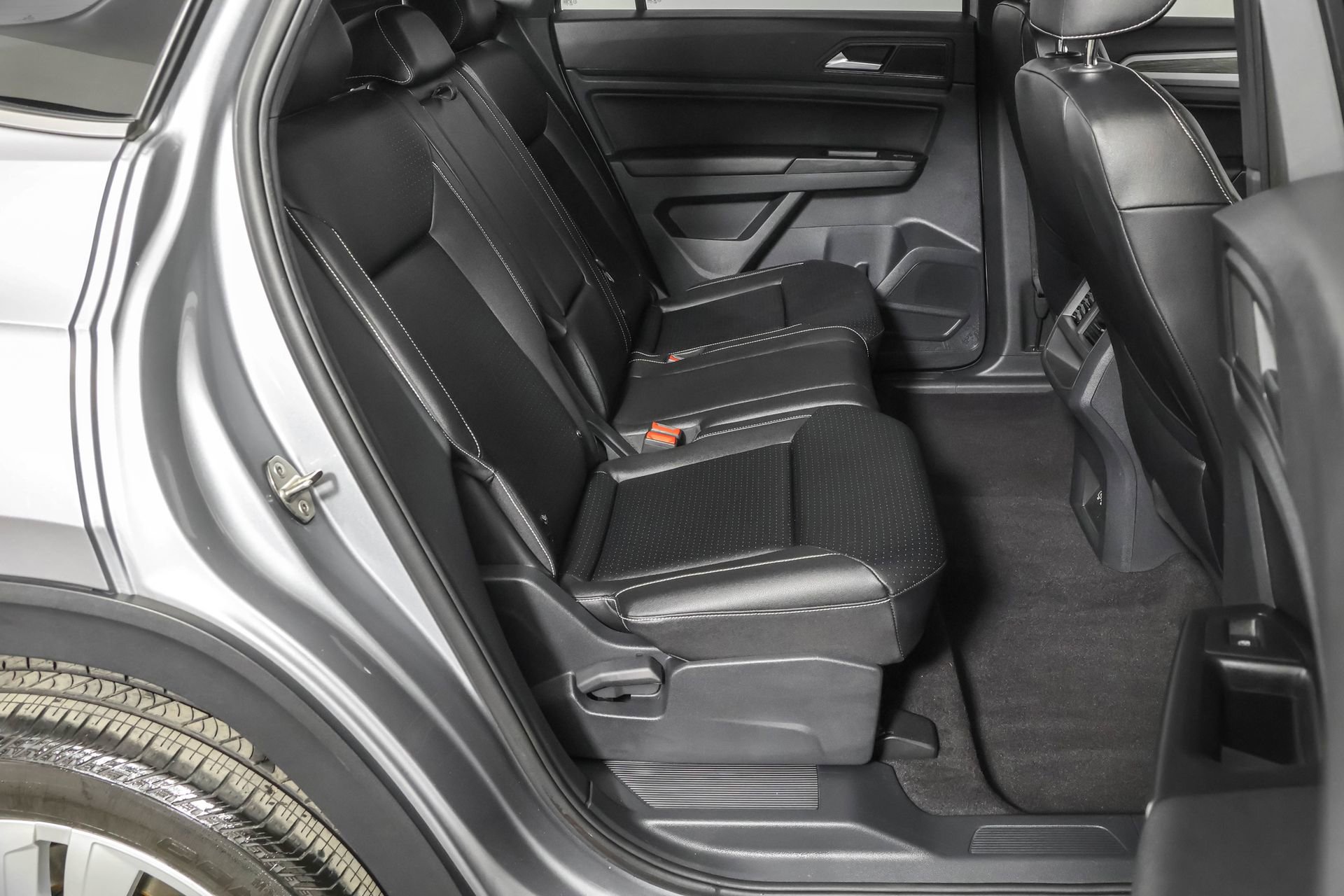 Used 2020 Volkswagen Atlas Cross Sport SE w/ Panoramic Sunroof Package image 40