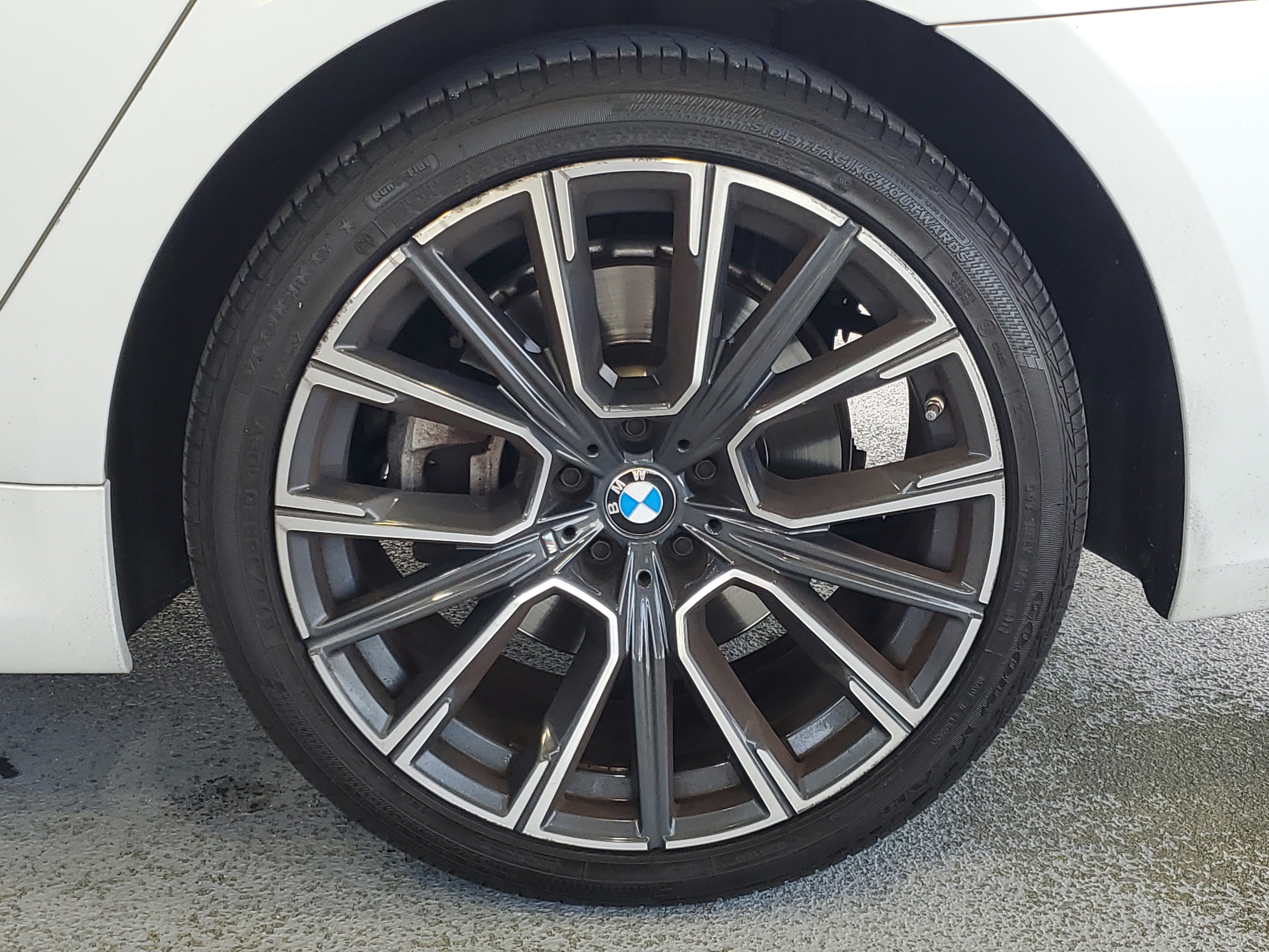 Used 2022 BMW 740i w/ M Sport Package RWD image 6