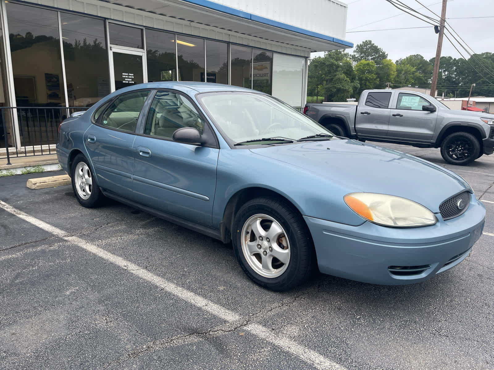 Used 2005 Ford Taurus SE FWD image 2