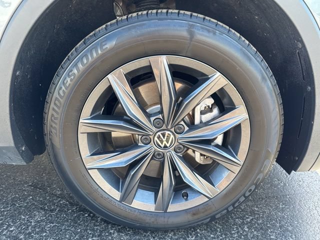 Used 2023 Volkswagen Tiguan SE w/ Panoramic Sunroof Package FWD image 31