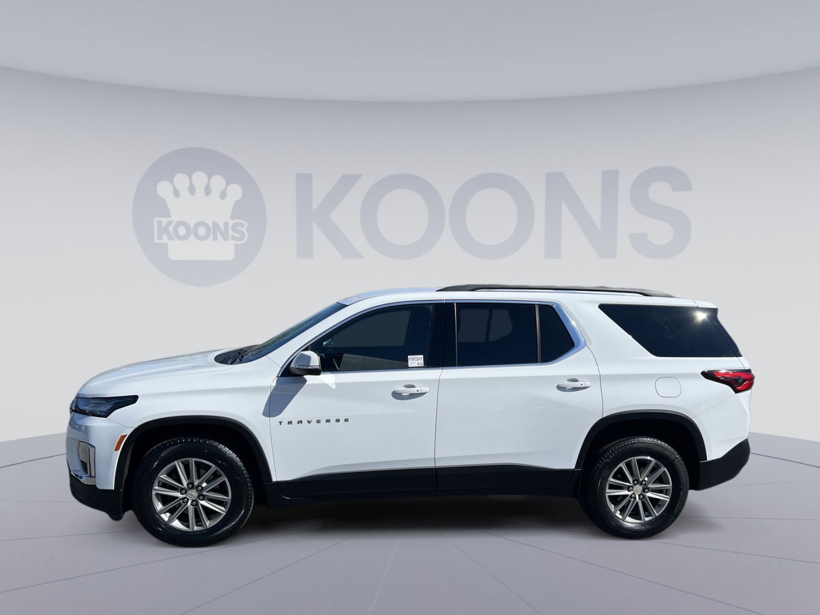 Used 2023 Chevrolet Traverse LT image 2