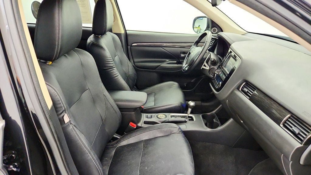 Used 2016 Mitsubishi Outlander GT AWD/4WD image 23