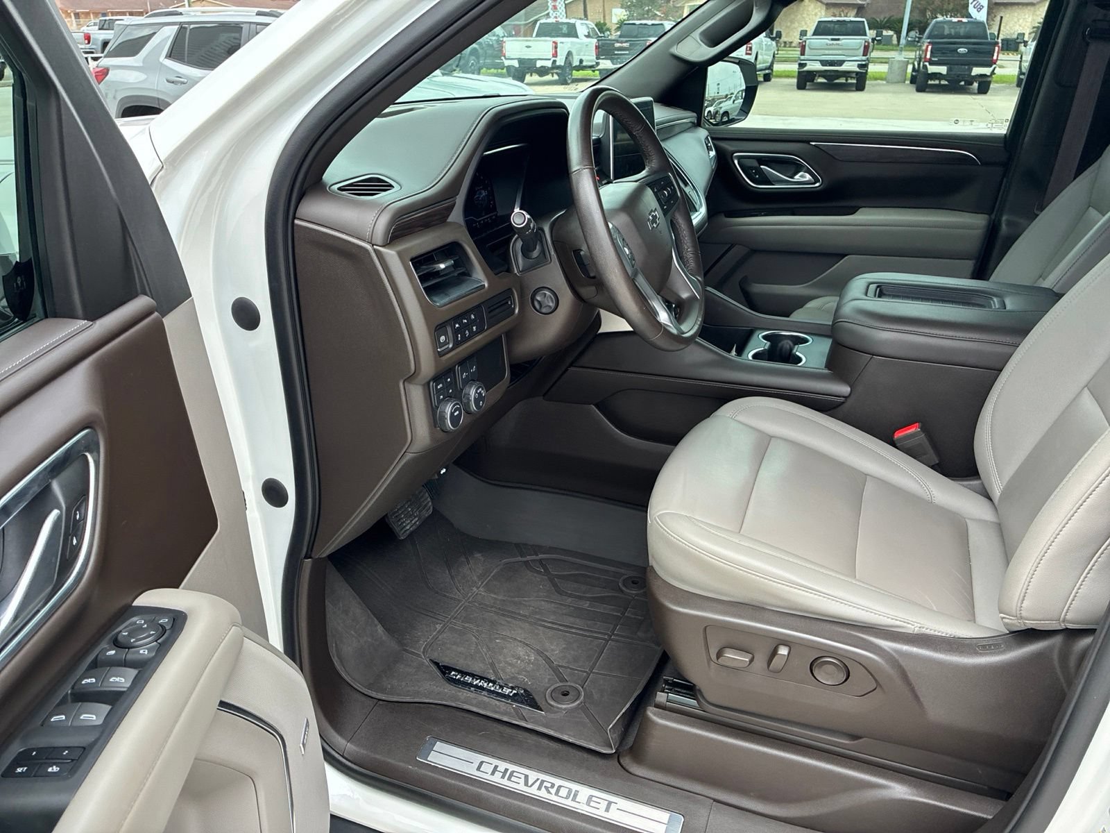 Used 2023 Chevrolet Tahoe Z71 w/ Luxury Package AWD/4WD image 23