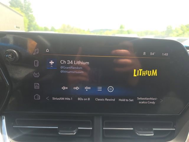 Used 2025 Chevrolet Trax LT w/ LT Convenience Package FWD image 18