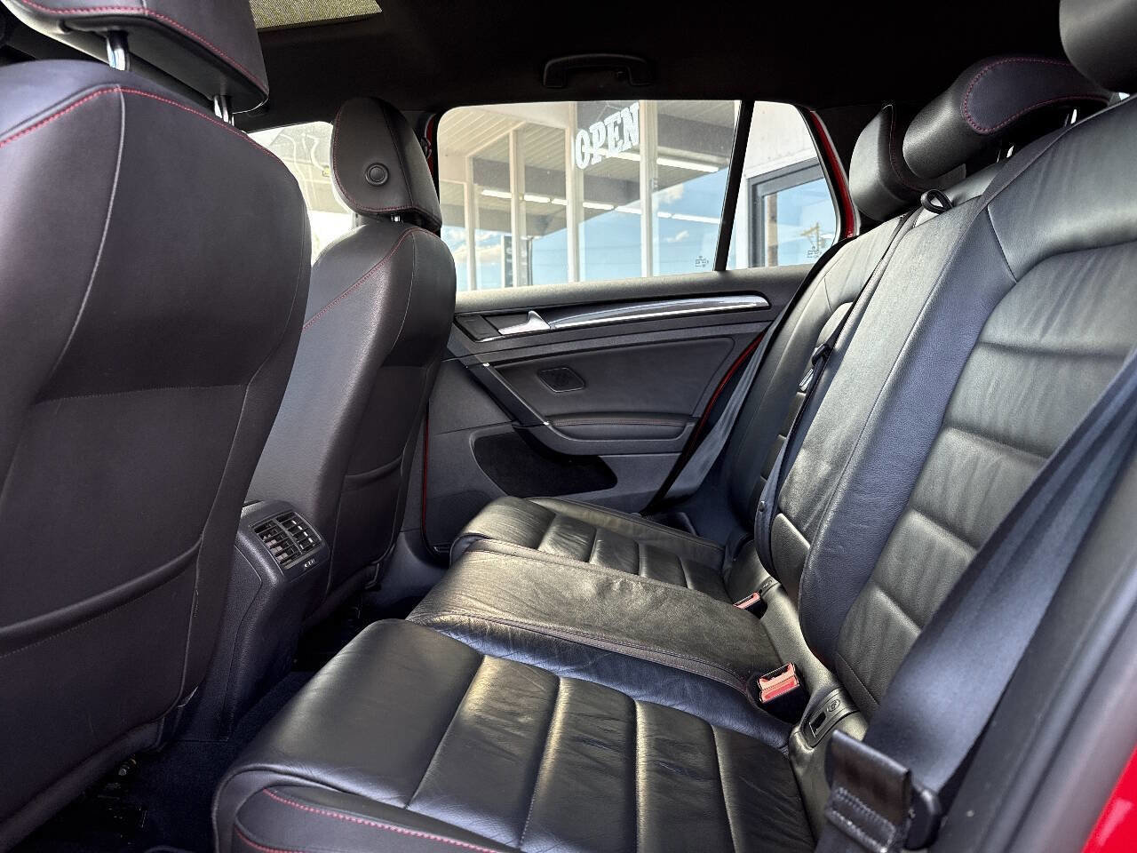 Used 2015 Volkswagen Golf 4-Door image 26