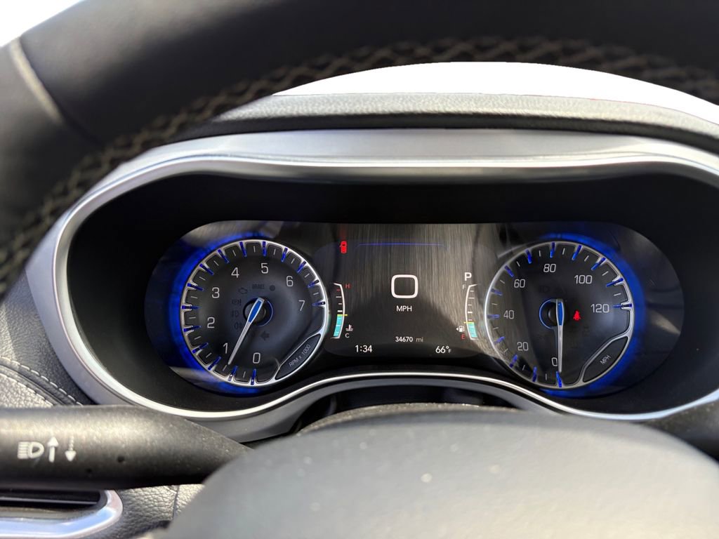 Used 2025 Chrysler Pacifica Limited FWD image 22