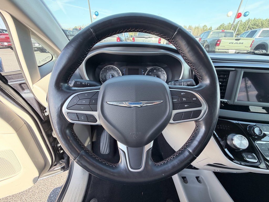 Used 2020 Chrysler Pacifica Touring-L FWD image 12