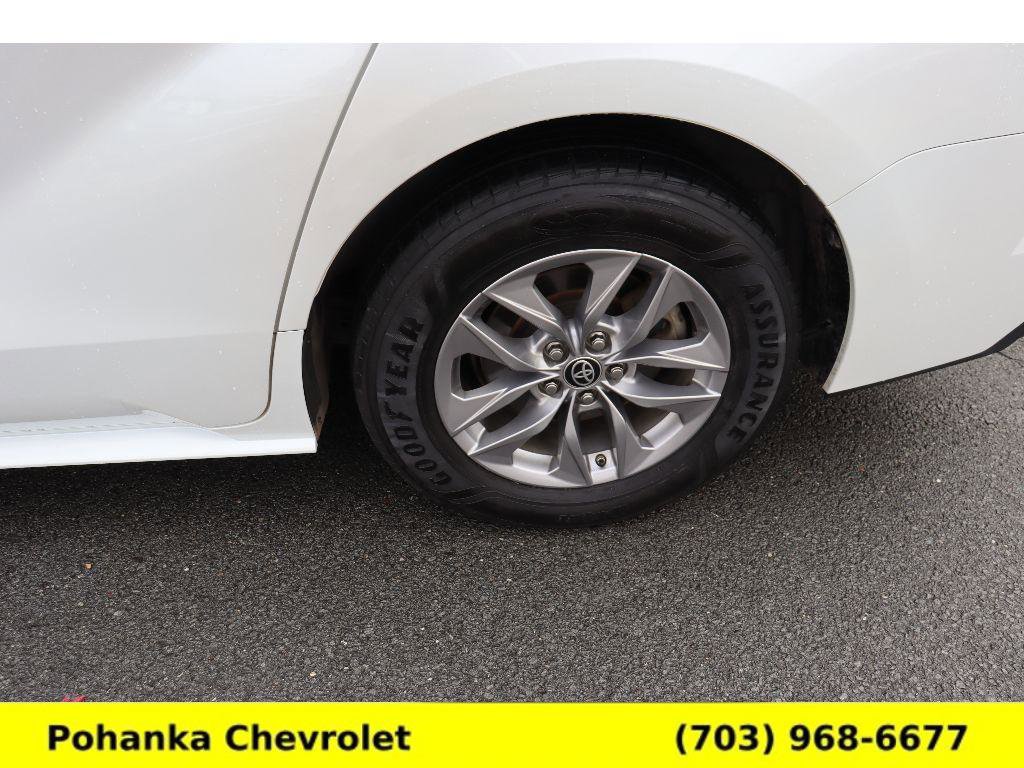 Used 2022 Toyota Sienna XLE image 32