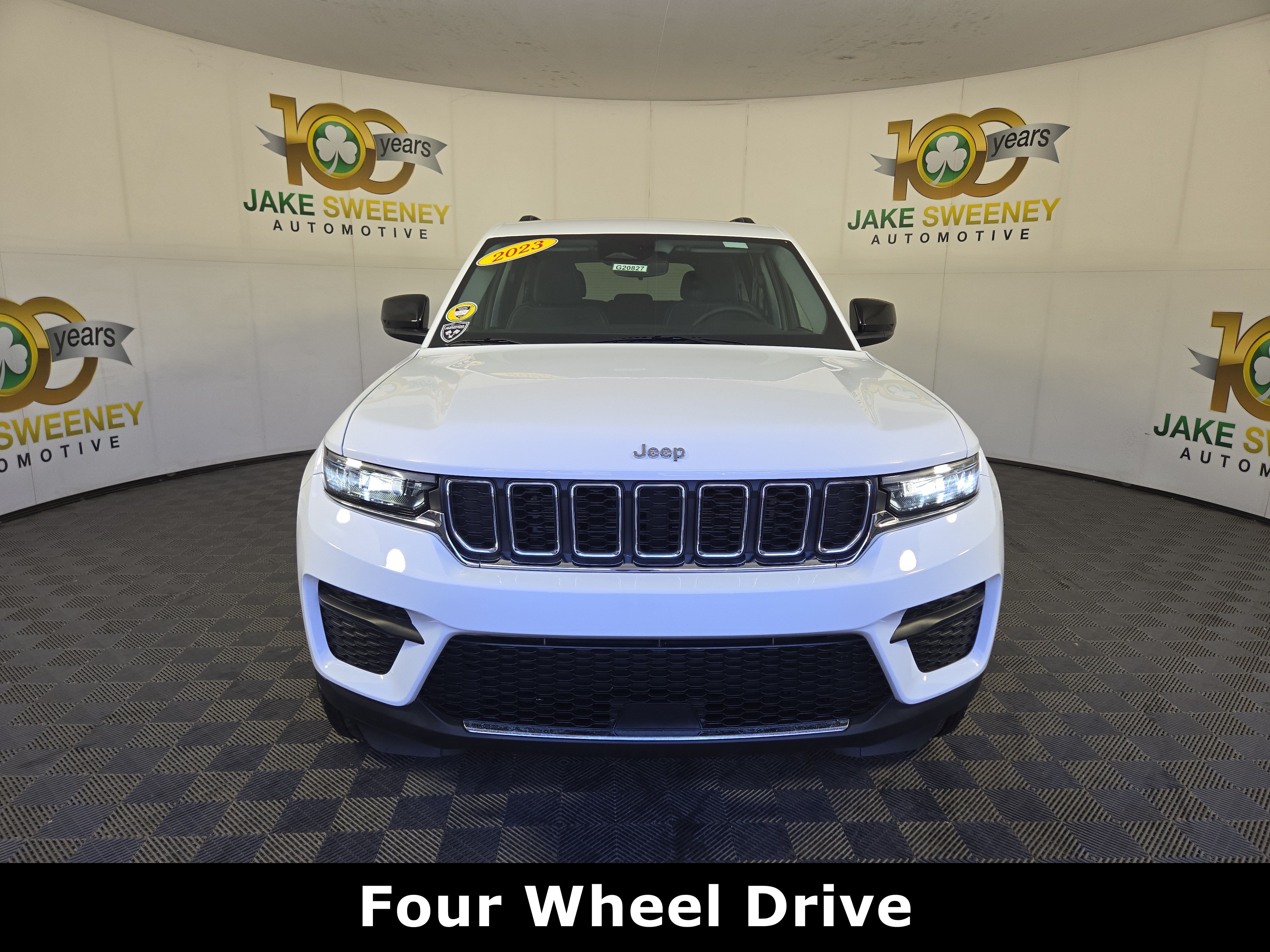 Used 2023 Jeep Grand Cherokee Laredo w/ Luxury Tech Group I AWD/4WD image 2