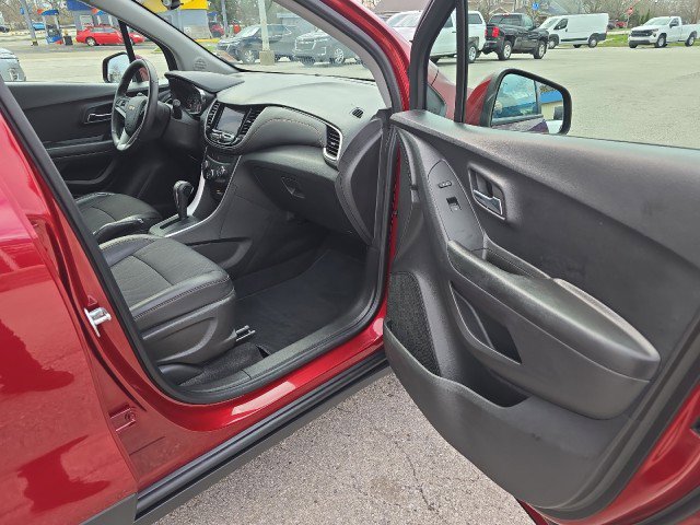 Used 2022 Chevrolet Trax LT w/ LT Convenience Package image 37